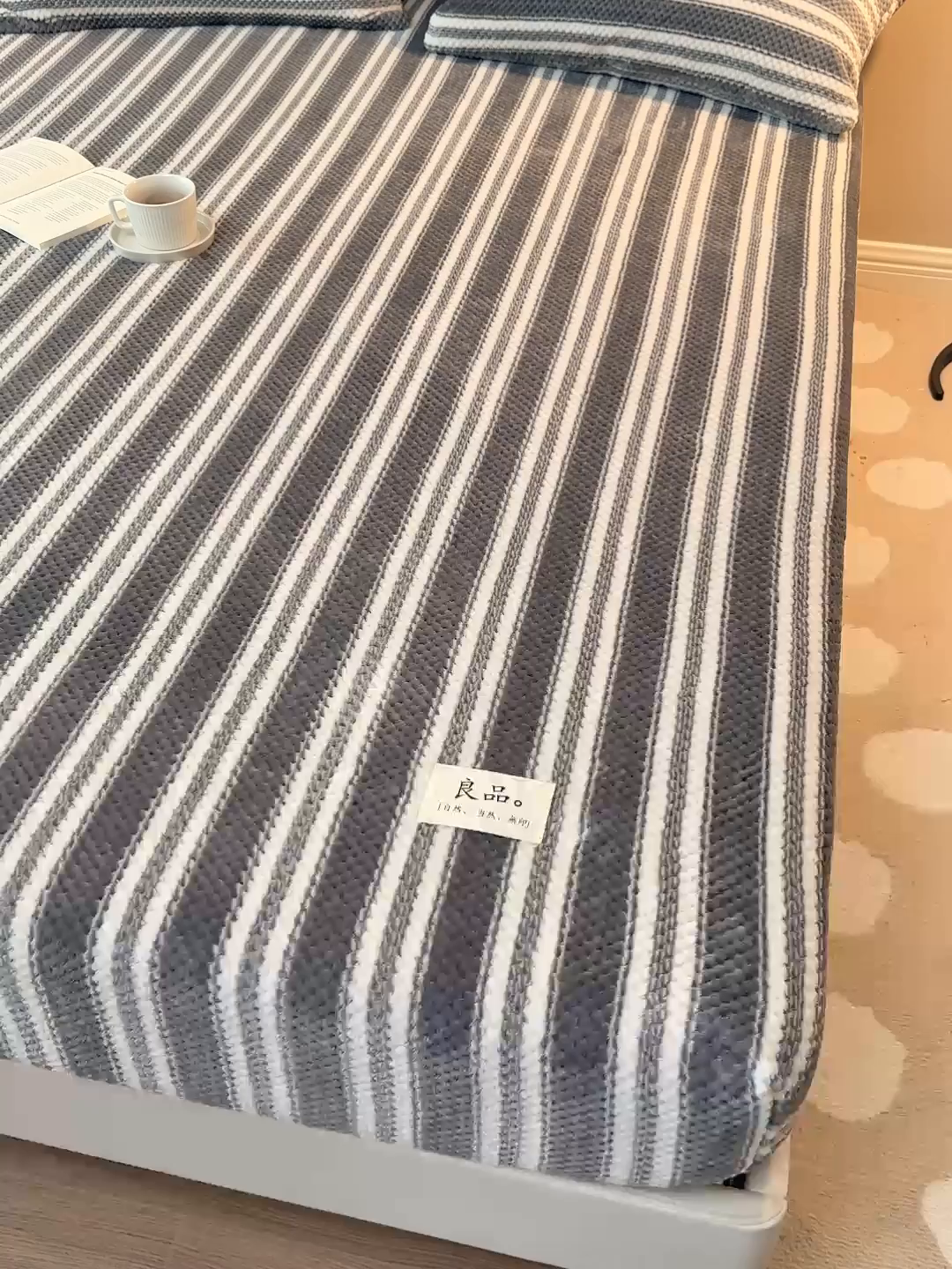 91家纺网 家纺一手货源 找家纺 早晨家纺 2025新款豆豆款高克重牛奶绒菠萝格无印风床笠 豆豆绒-灰条