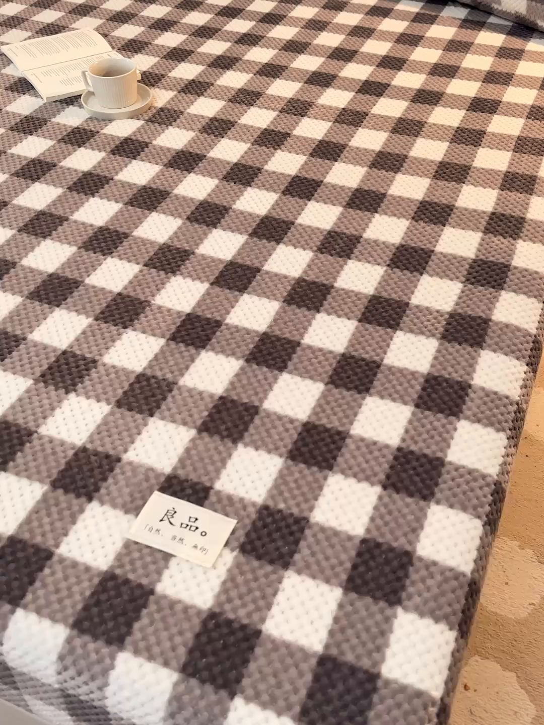 91家纺网 家纺一手货源 找家纺 早晨家纺 2025新款豆豆款高克重牛奶绒菠萝格无印风床笠 豆豆绒-多格咖