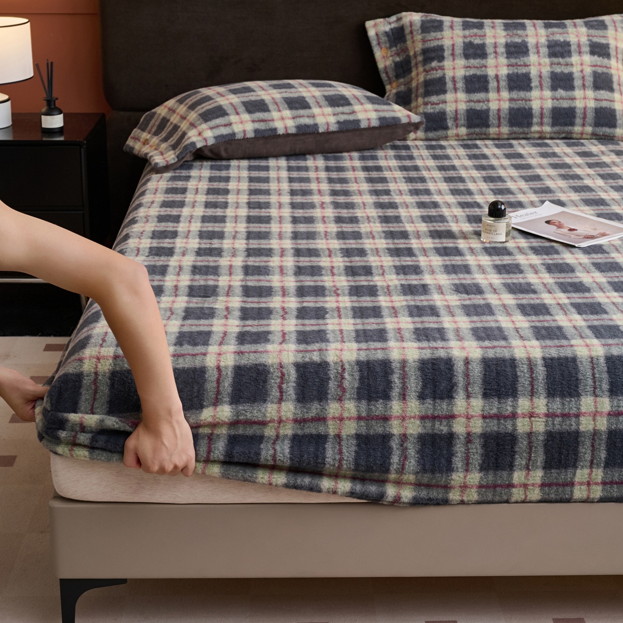 91家纺网 家纺一手货源 找家纺 早晨家纺 2025新款230g羊驼绒复古格牛奶绒床笠 雾里青格