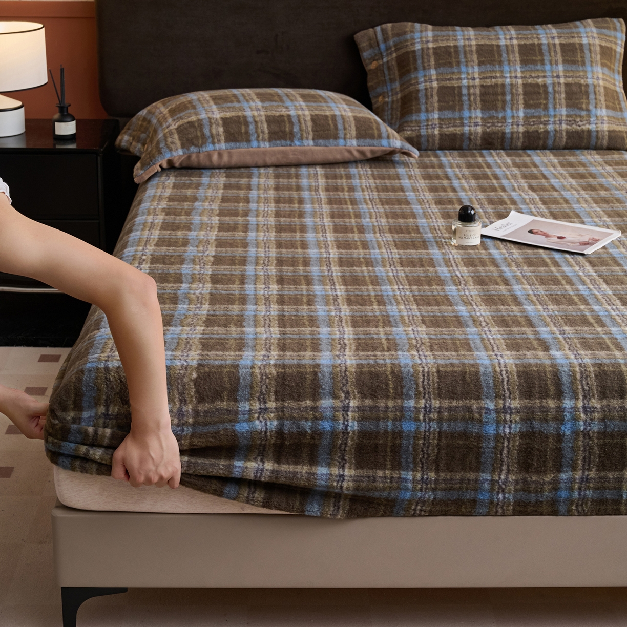 91家纺网 家纺一手货源 找家纺 早晨家纺 2025新款230g羊驼绒复古格牛奶绒床笠 维系咖格