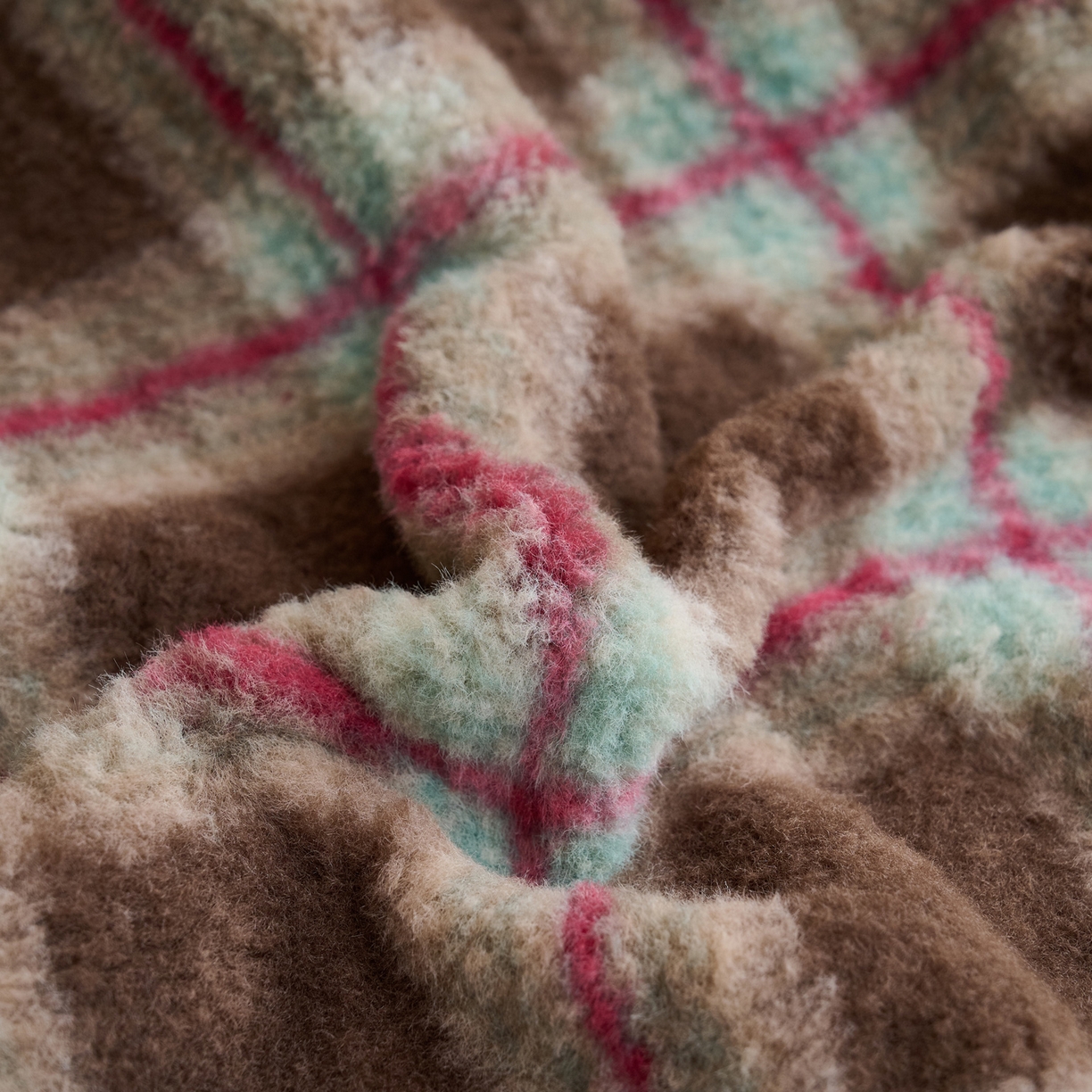 91家纺网 家纺一手货源 找家纺 早晨家纺 2025新款230g羊驼绒复古格牛奶绒床笠 慕池格