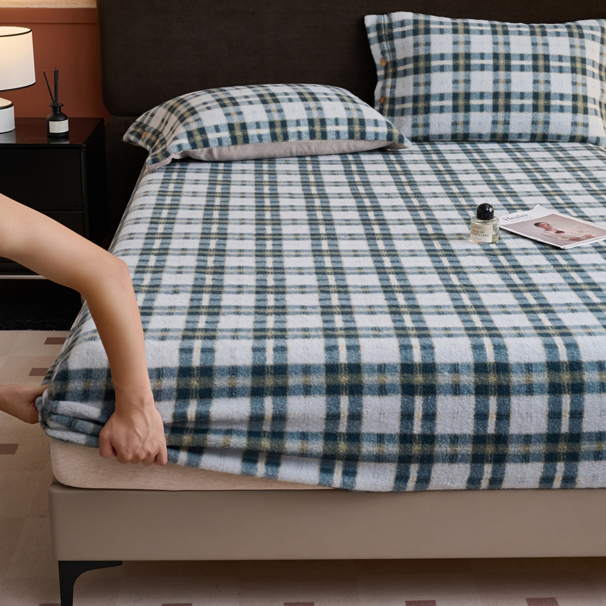 91家纺网 家纺一手货源 找家纺 早晨家纺 2025新款230g羊驼绒复古格牛奶绒床笠 威尔士亲格