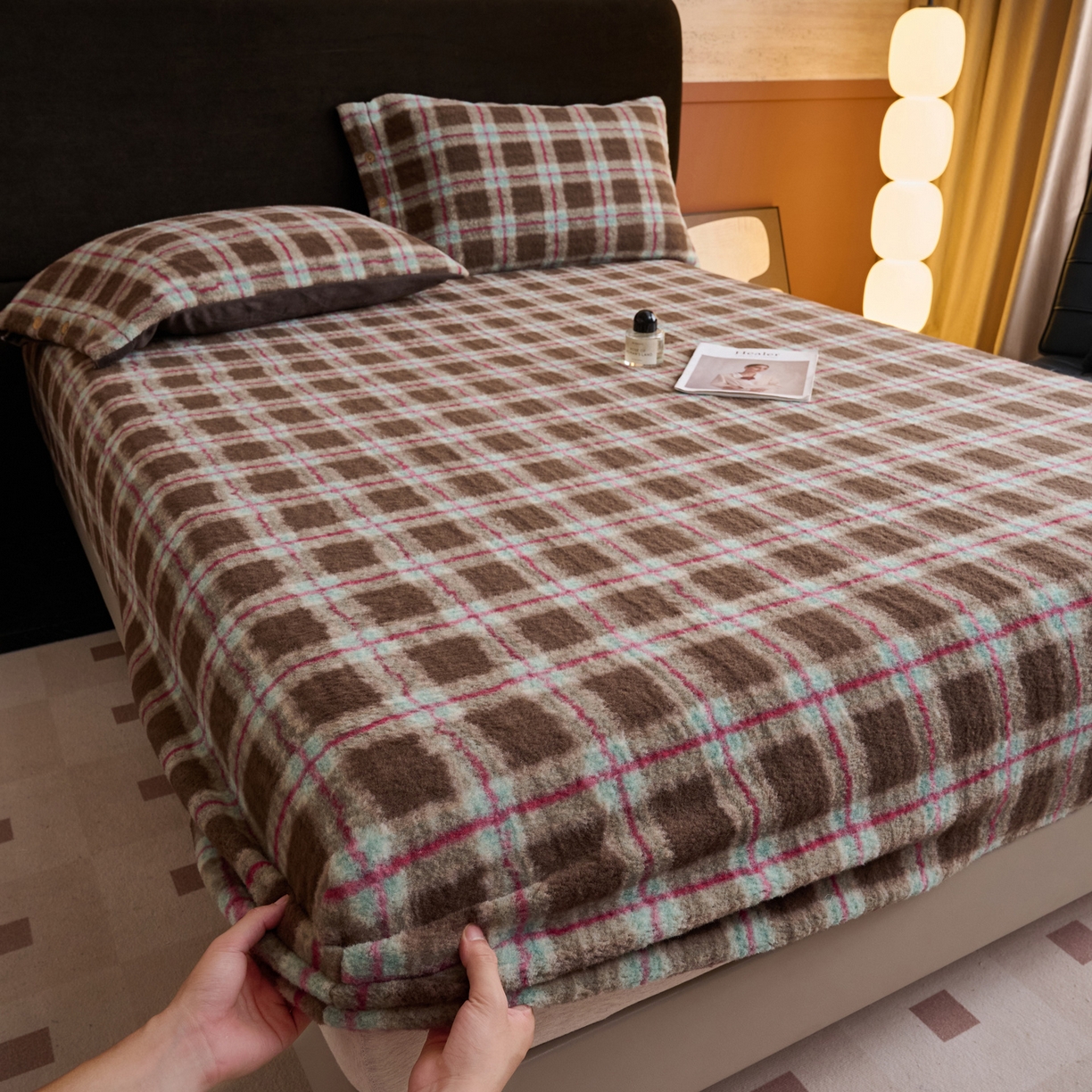 91家纺网 家纺一手货源 找家纺 早晨家纺 2025新款230g羊驼绒复古格牛奶绒床笠 慕池格