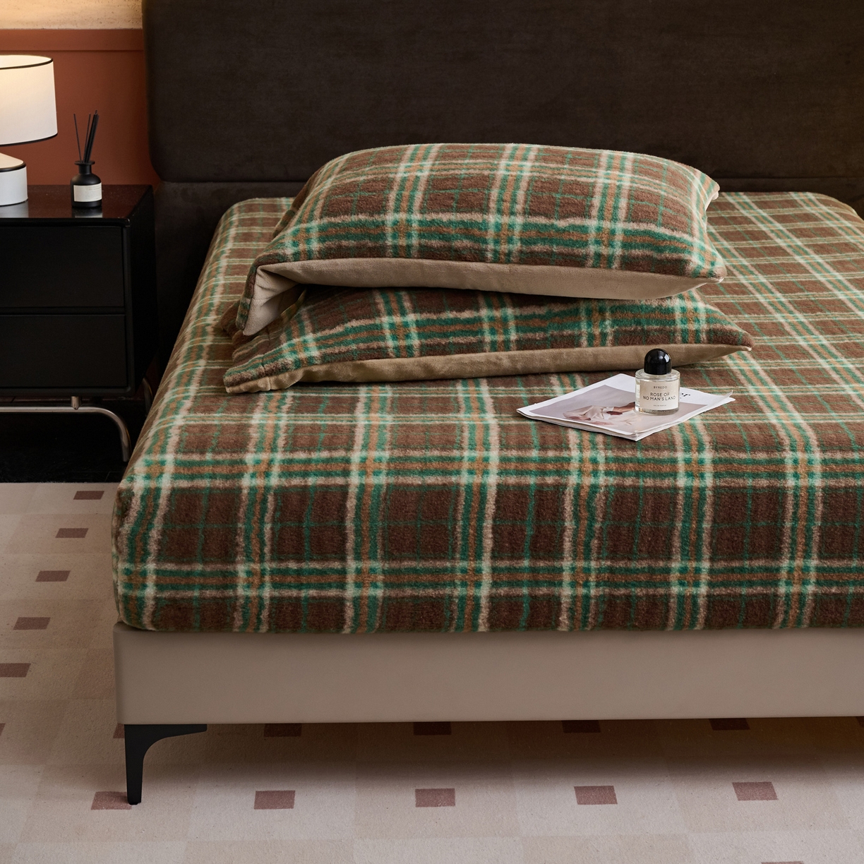 91家纺网 家纺一手货源 找家纺 早晨家纺 2025新款230g羊驼绒复古格牛奶绒床笠 巴宝格