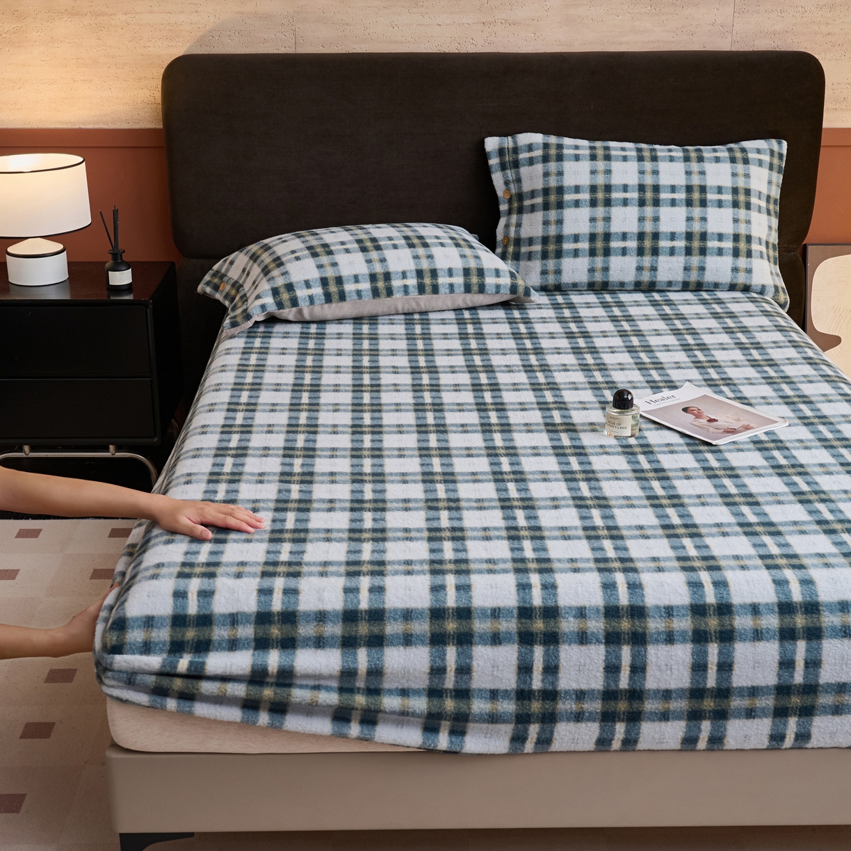 91家纺网 家纺一手货源 找家纺 早晨家纺 2025新款230g羊驼绒复古格牛奶绒床笠 威尔士亲格