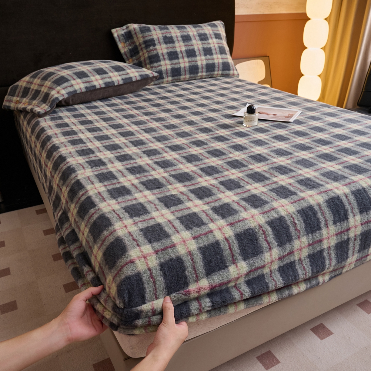 91家纺网 家纺一手货源 找家纺 早晨家纺 2025新款230g羊驼绒复古格牛奶绒床笠 雾里青格
