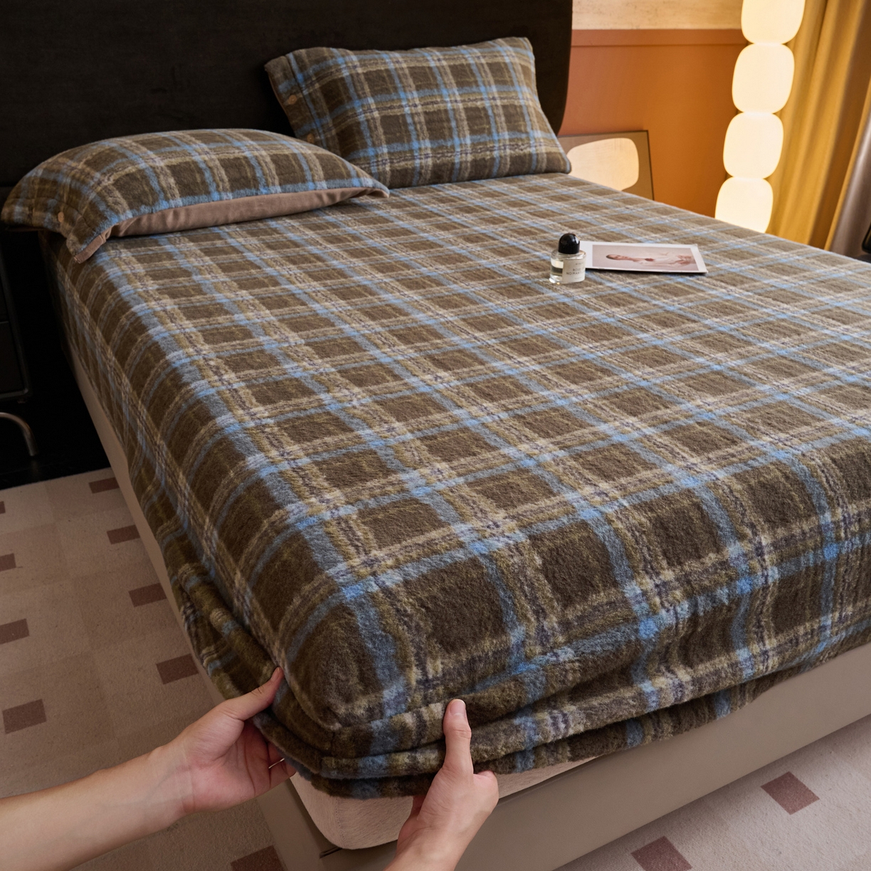 91家纺网 家纺一手货源 找家纺 早晨家纺 2025新款230g羊驼绒复古格牛奶绒床笠 维系咖格