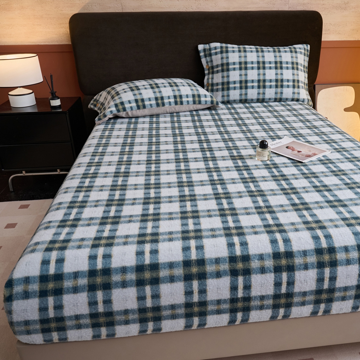 91家纺网 家纺一手货源 找家纺 早晨家纺 2025新款230g羊驼绒复古格牛奶绒床笠 威尔士亲格