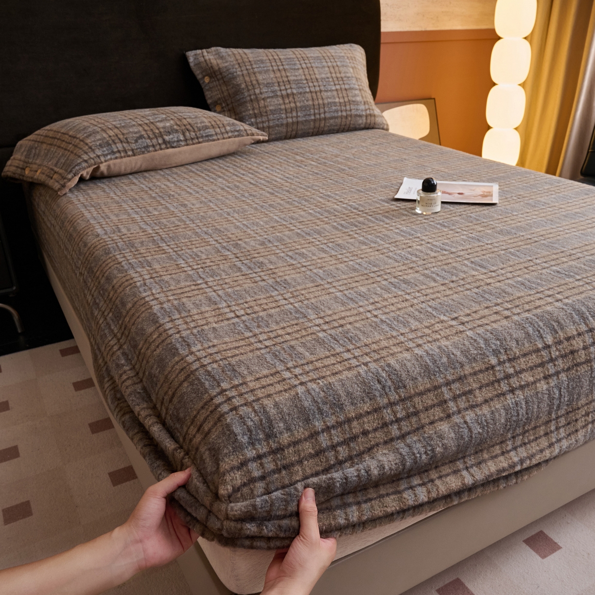 91家纺网 家纺一手货源 找家纺 早晨家纺 2025新款230g羊驼绒复古格牛奶绒床笠 牧羊格