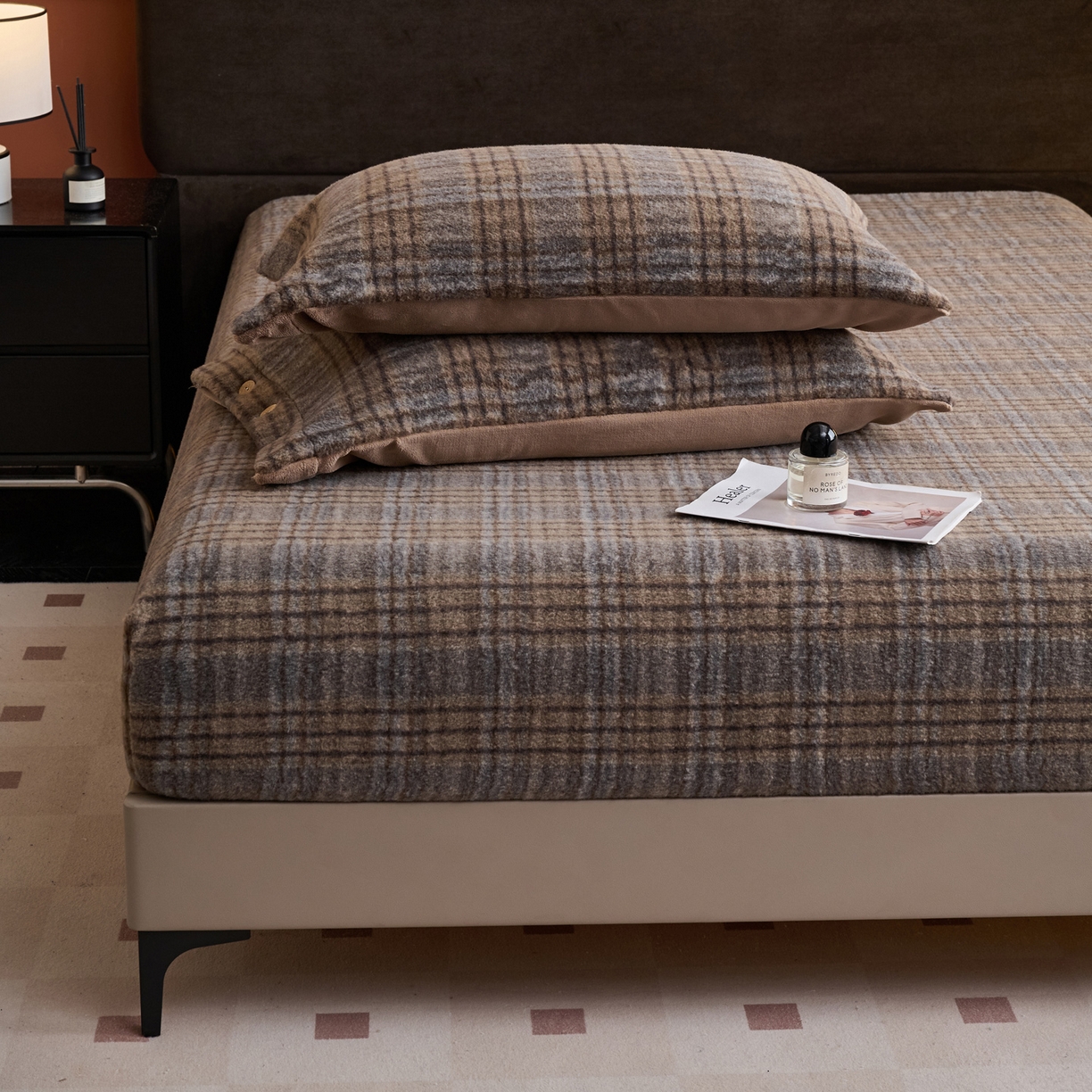 91家纺网 家纺一手货源 找家纺 早晨家纺 2025新款230g羊驼绒复古格牛奶绒床笠 牧羊格