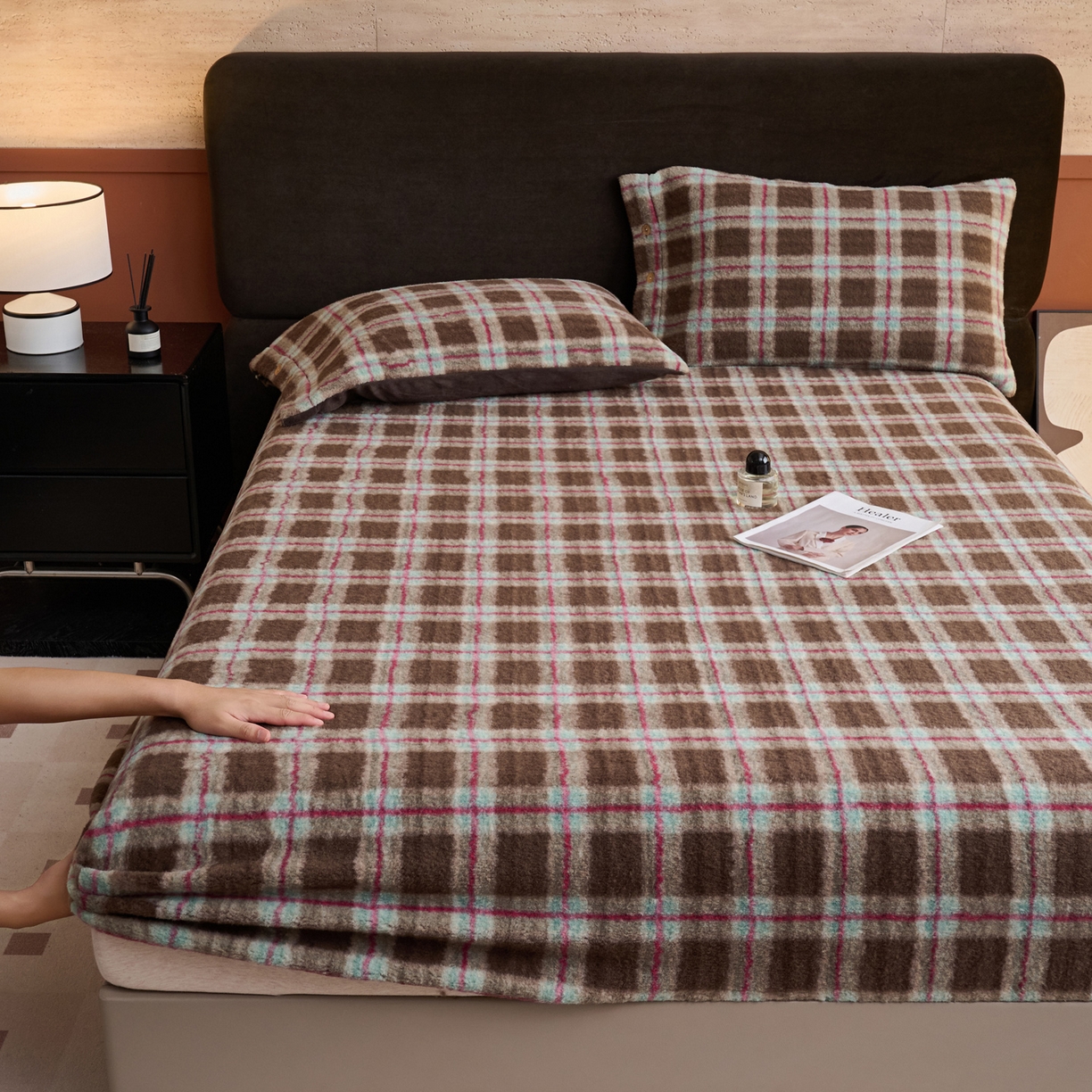 91家纺网 家纺一手货源 找家纺 早晨家纺 2025新款230g羊驼绒复古格牛奶绒床笠 慕池格