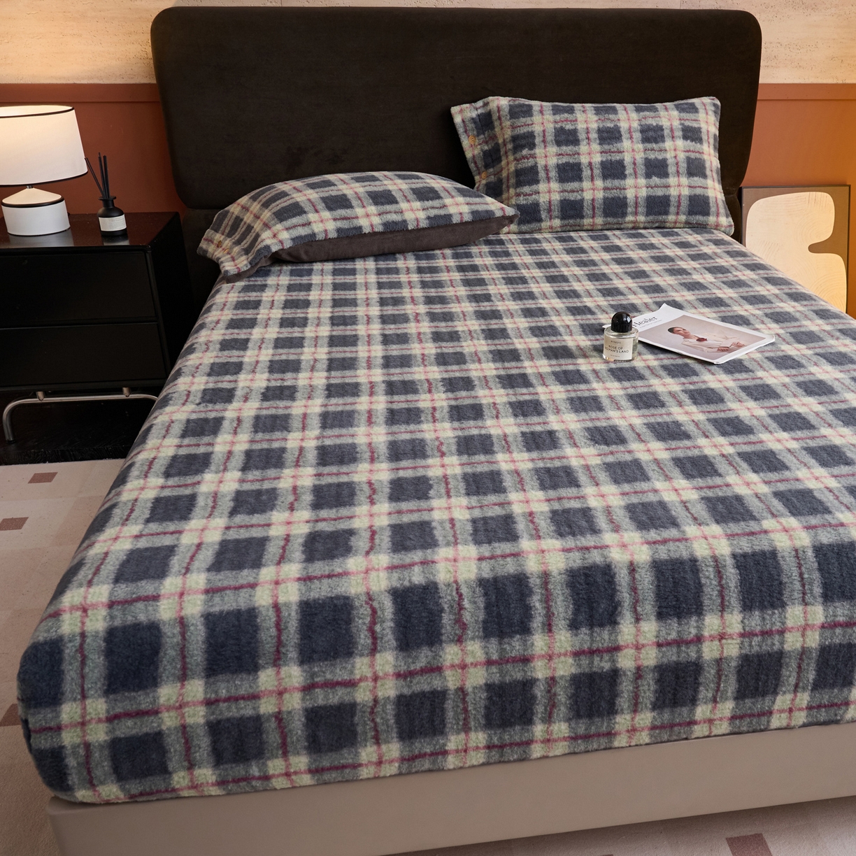 91家纺网 家纺一手货源 找家纺 早晨家纺 2025新款230g羊驼绒复古格牛奶绒床笠 雾里青格