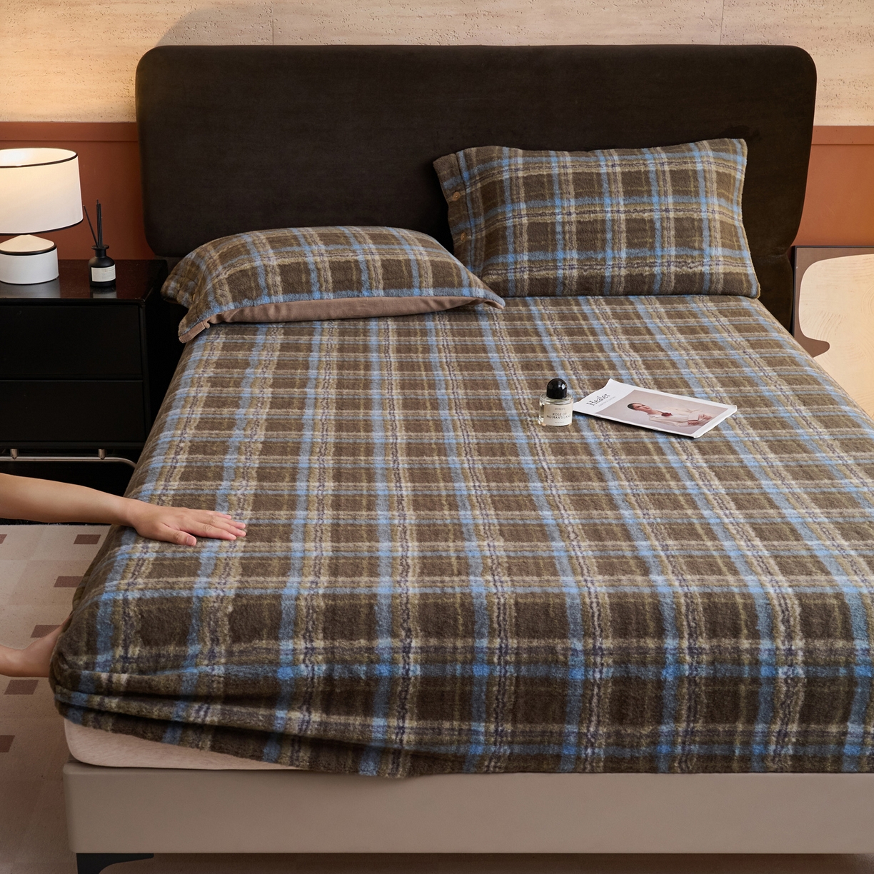 91家纺网 家纺一手货源 找家纺 早晨家纺 2025新款230g羊驼绒复古格牛奶绒床笠 维系咖格