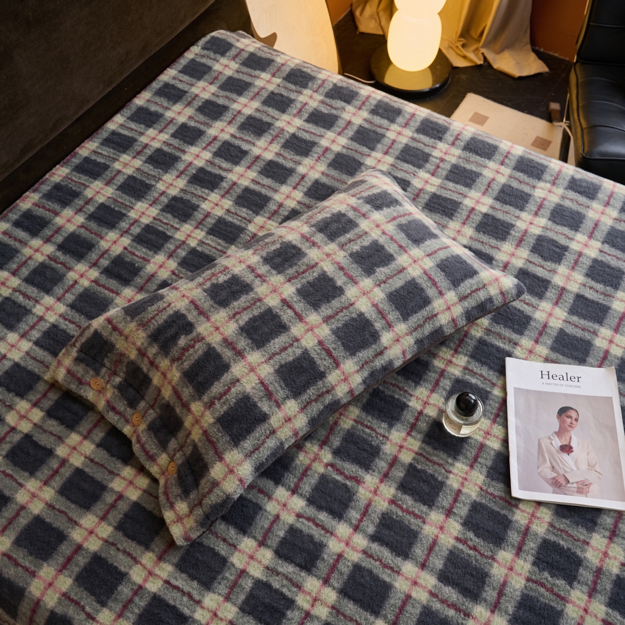 91家纺网 家纺一手货源 找家纺 早晨家纺 2025新款230g羊驼绒复古格牛奶绒床笠 雾里青格