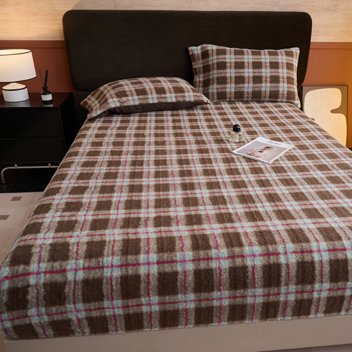 91家纺网 家纺一手货源 找家纺 早晨家纺 2025新款230g羊驼绒复古格牛奶绒床笠 慕池格