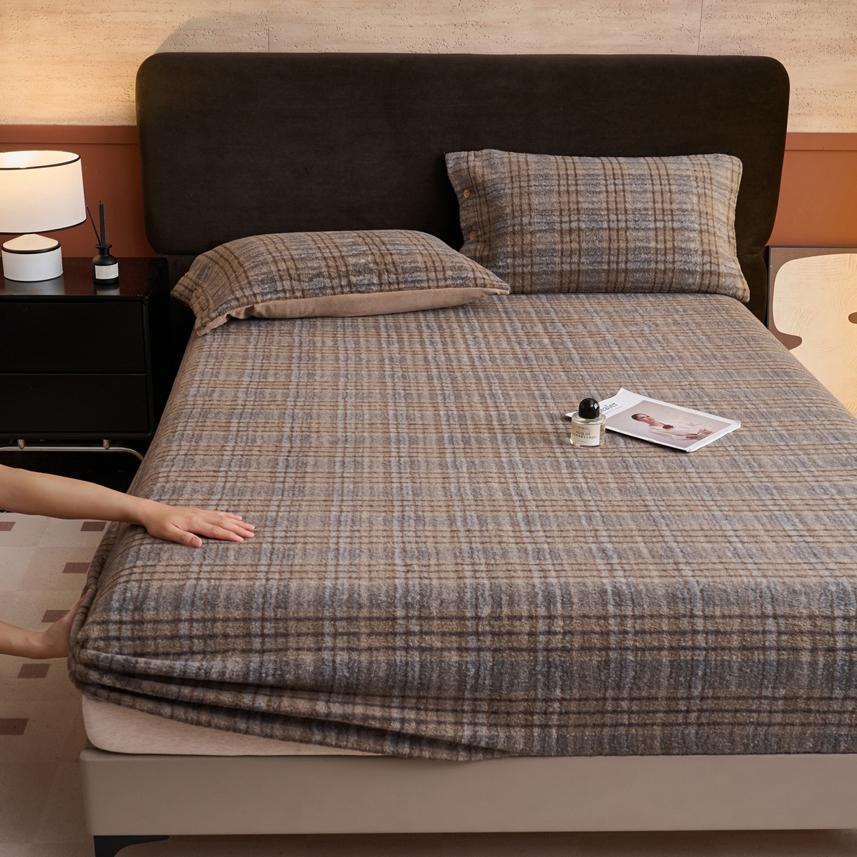 91家纺网 家纺一手货源 找家纺 早晨家纺 2025新款230g羊驼绒复古格牛奶绒床笠 牧羊格