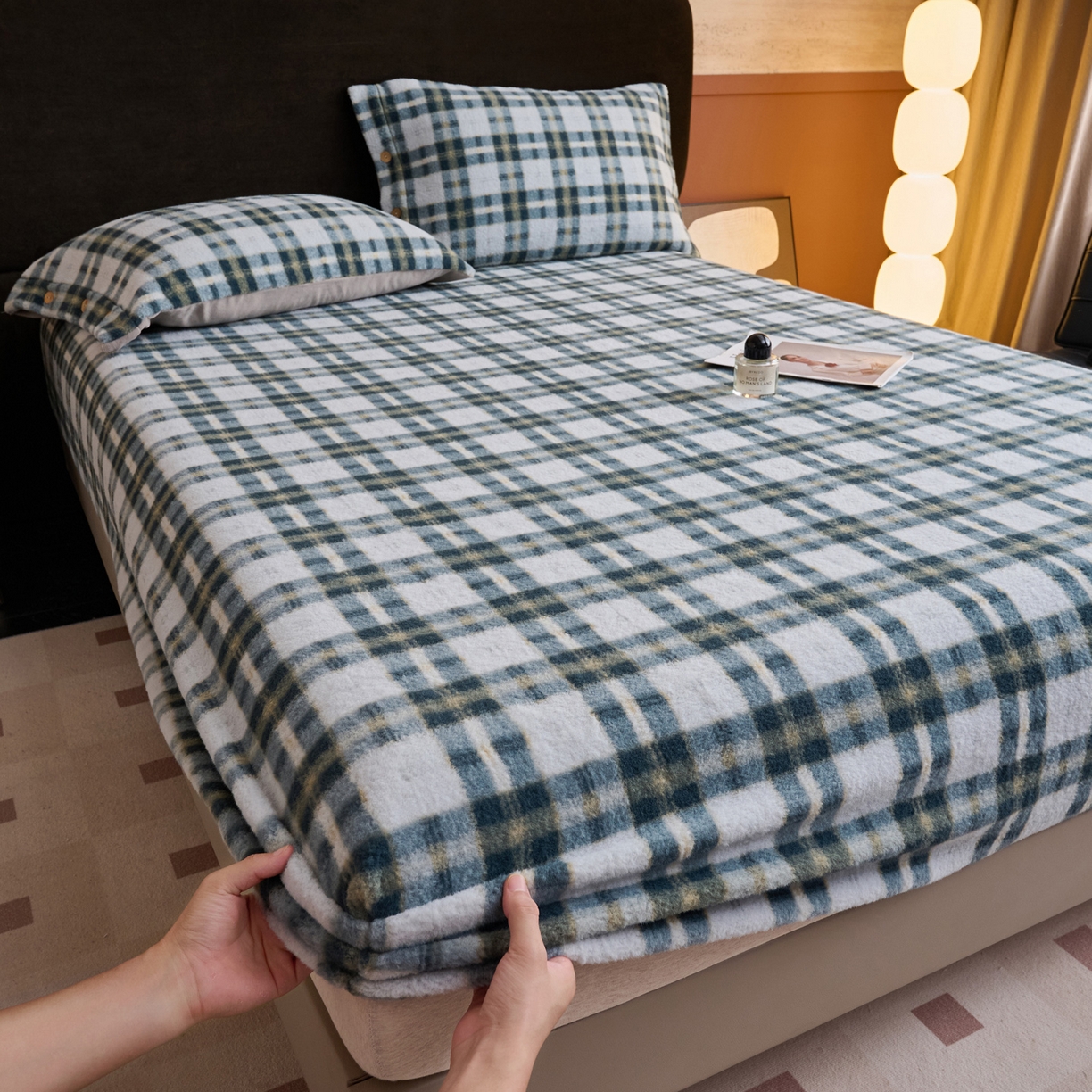 91家纺网 家纺一手货源 找家纺 早晨家纺 2025新款230g羊驼绒复古格牛奶绒床笠 威尔士亲格