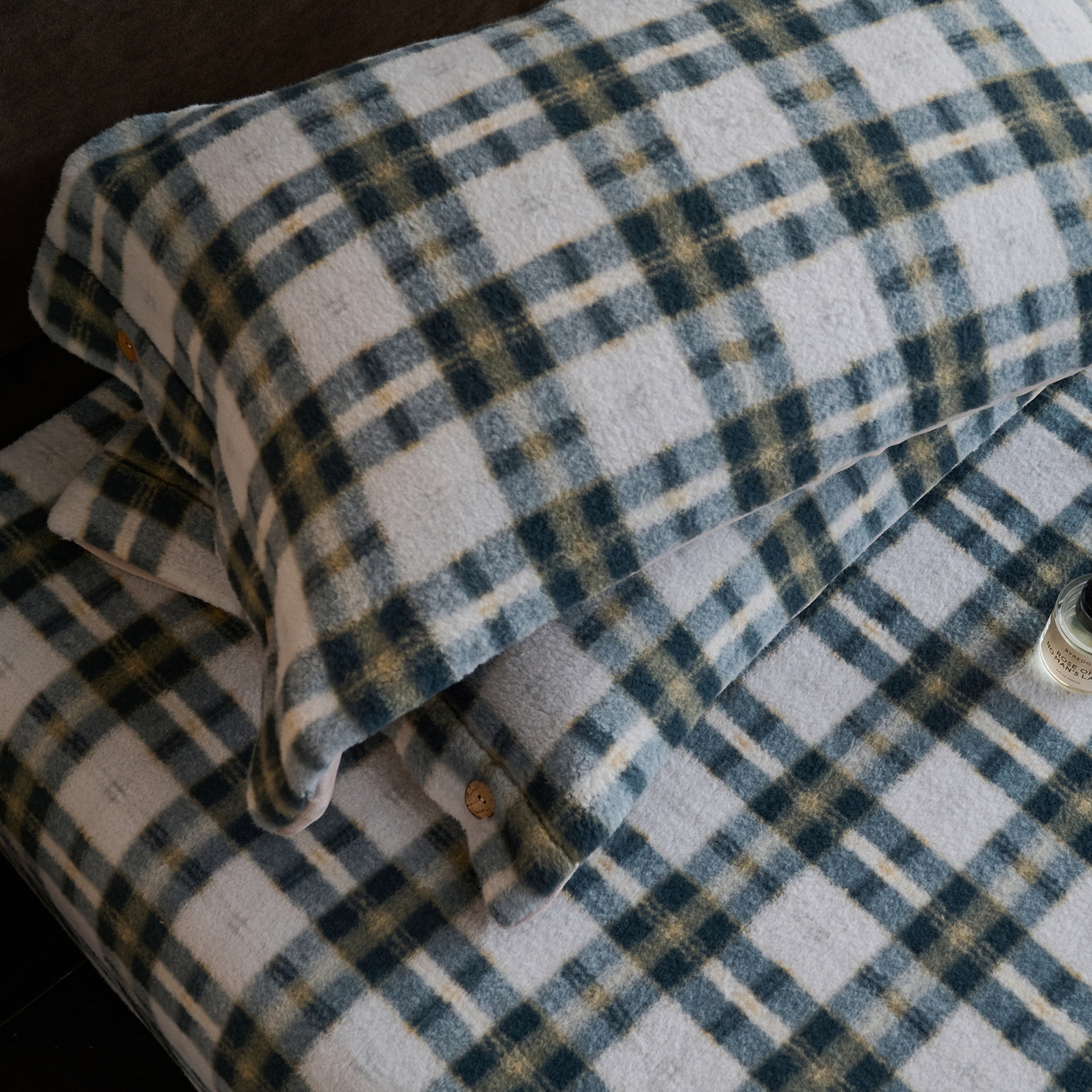 91家纺网 家纺一手货源 找家纺 早晨家纺 2025新款230g羊驼绒复古格牛奶绒床笠 威尔士亲格