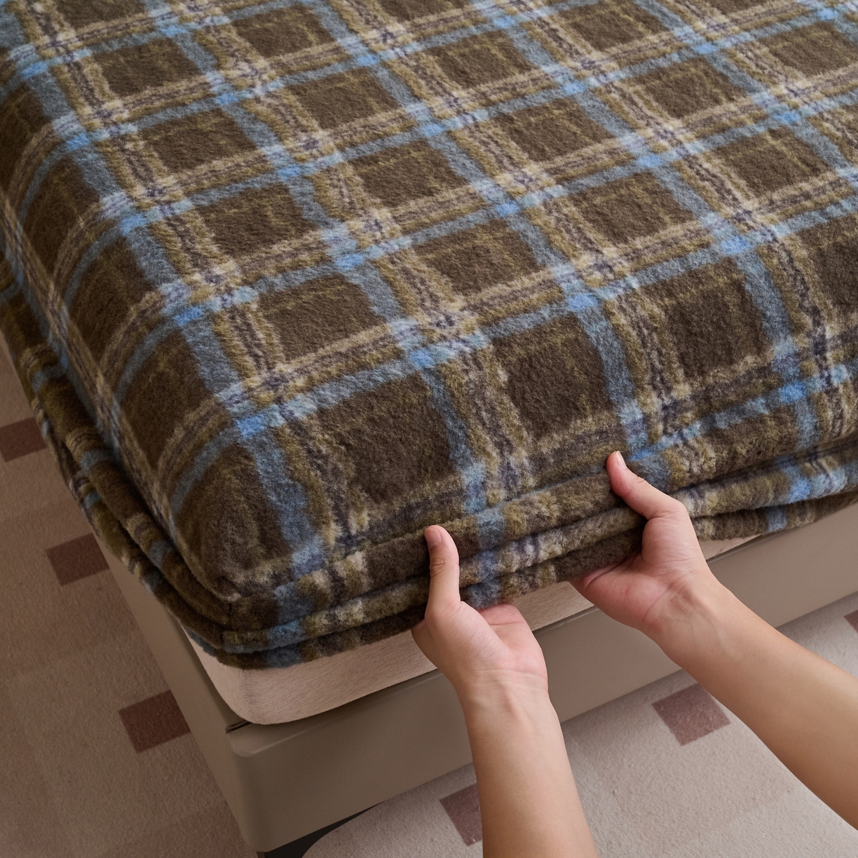 91家纺网 家纺一手货源 找家纺 早晨家纺 2025新款230g羊驼绒复古格牛奶绒床笠 维系咖格