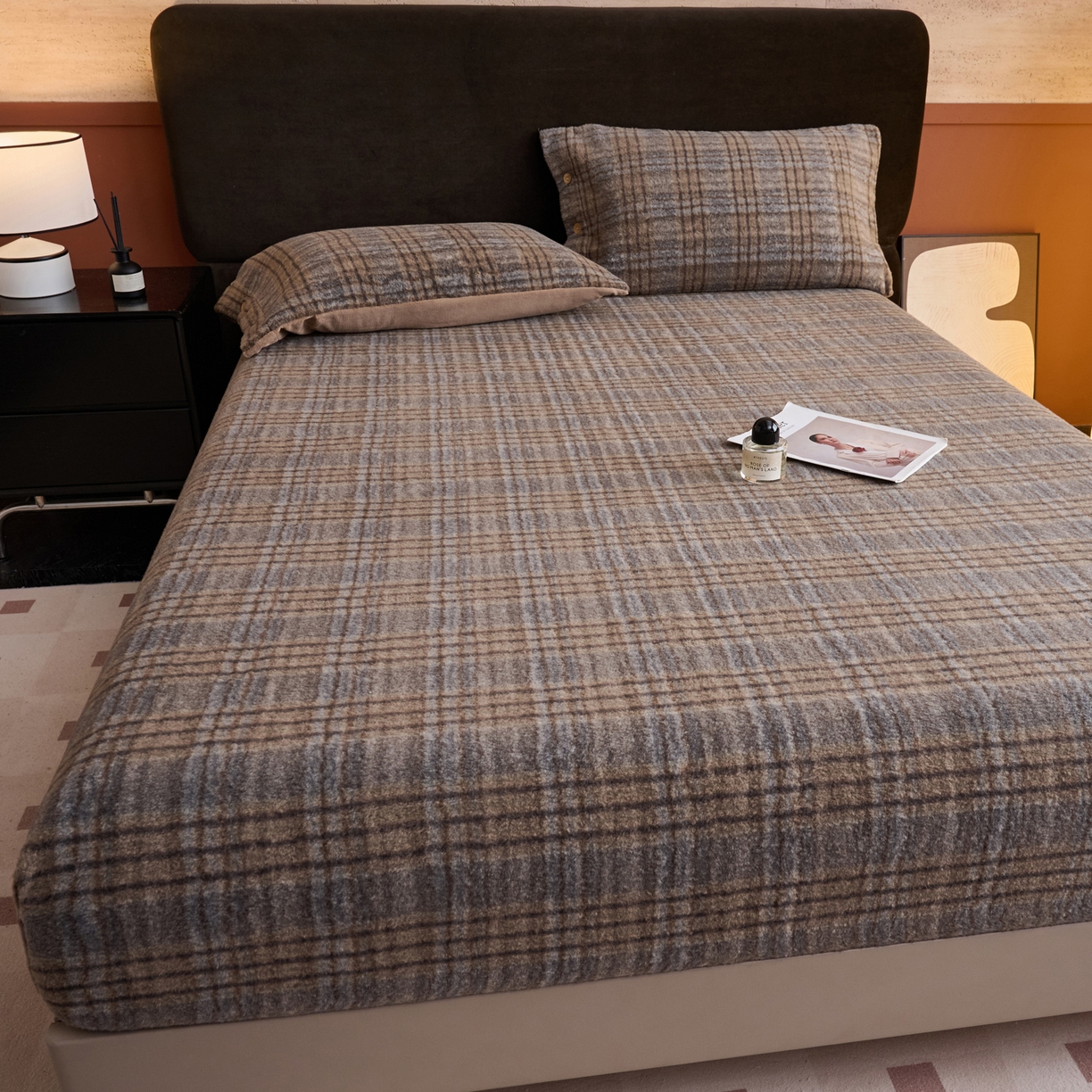 91家纺网 家纺一手货源 找家纺 早晨家纺 2025新款230g羊驼绒复古格牛奶绒床笠 牧羊格