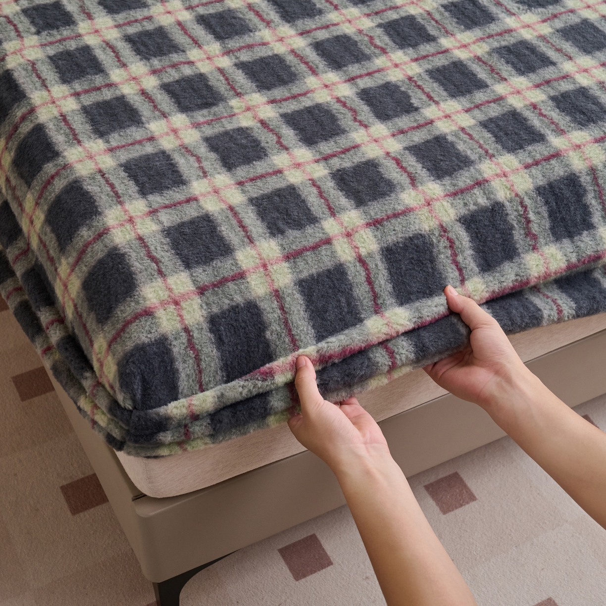 91家纺网 家纺一手货源 找家纺 早晨家纺 2025新款230g羊驼绒复古格牛奶绒床笠 雾里青格