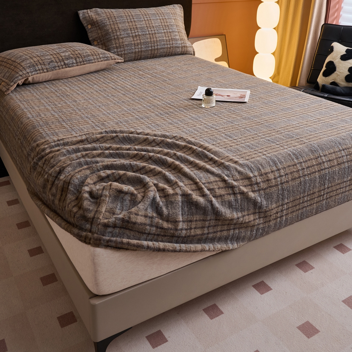 91家纺网 家纺一手货源 找家纺 早晨家纺 2025新款230g羊驼绒复古格牛奶绒床笠 牧羊格