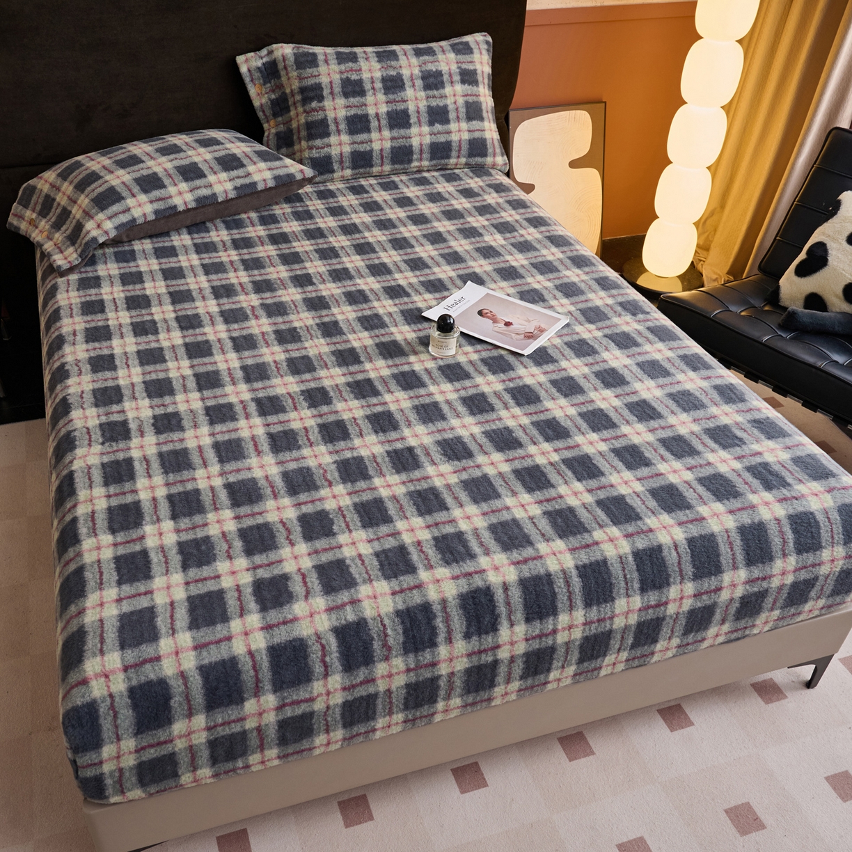 91家纺网 家纺一手货源 找家纺 早晨家纺 2025新款230g羊驼绒复古格牛奶绒床笠 雾里青格