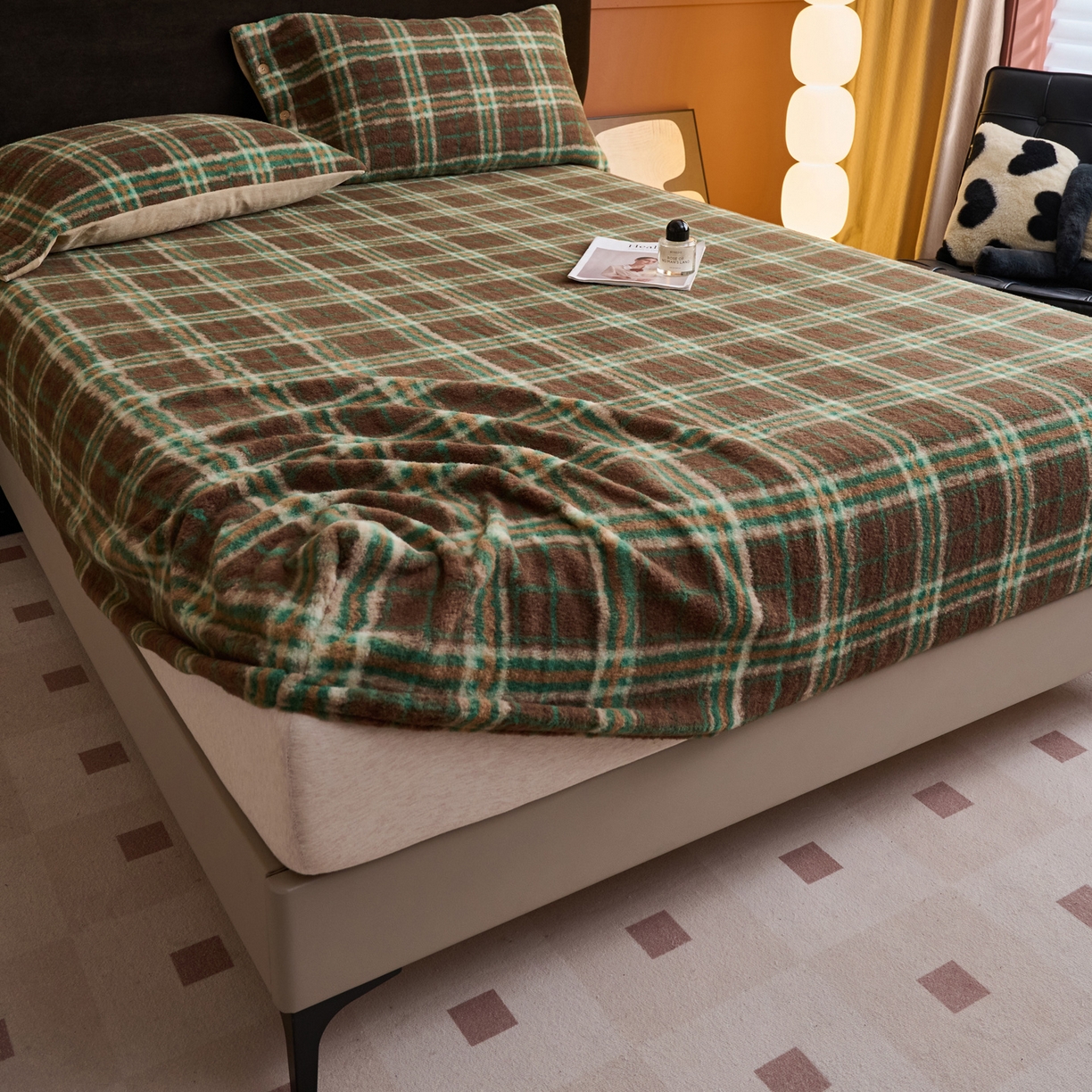 91家纺网 家纺一手货源 找家纺 早晨家纺 2025新款230g羊驼绒复古格牛奶绒床笠 巴宝格