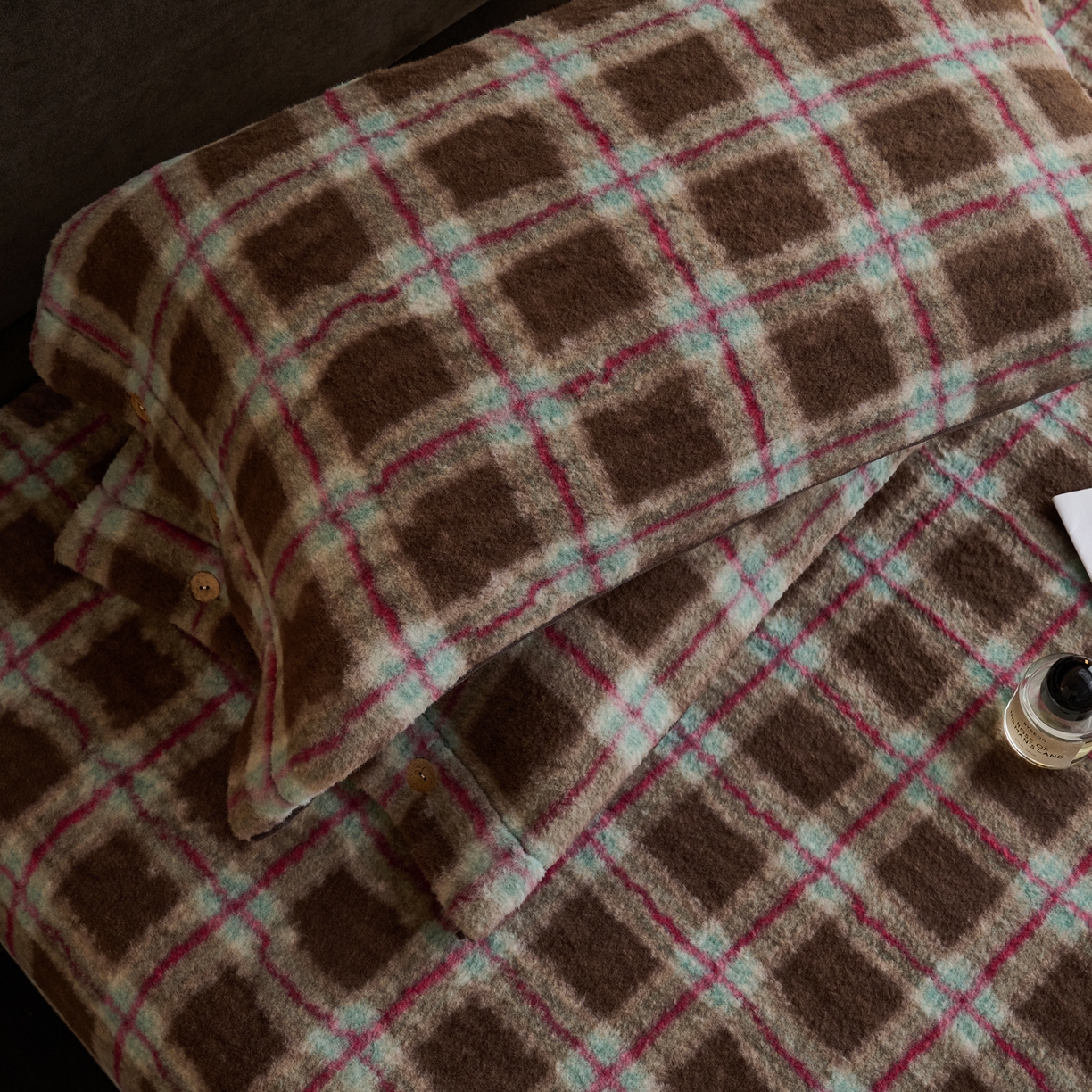 91家纺网 家纺一手货源 找家纺 早晨家纺 2025新款230g羊驼绒复古格牛奶绒床笠 慕池格