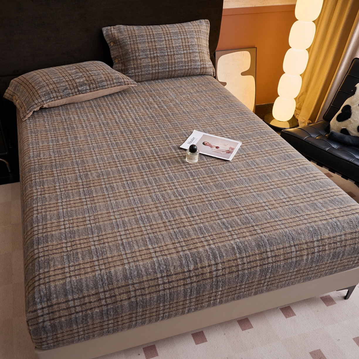 91家纺网 家纺一手货源 找家纺 早晨家纺 2025新款230g羊驼绒复古格牛奶绒床笠 牧羊格