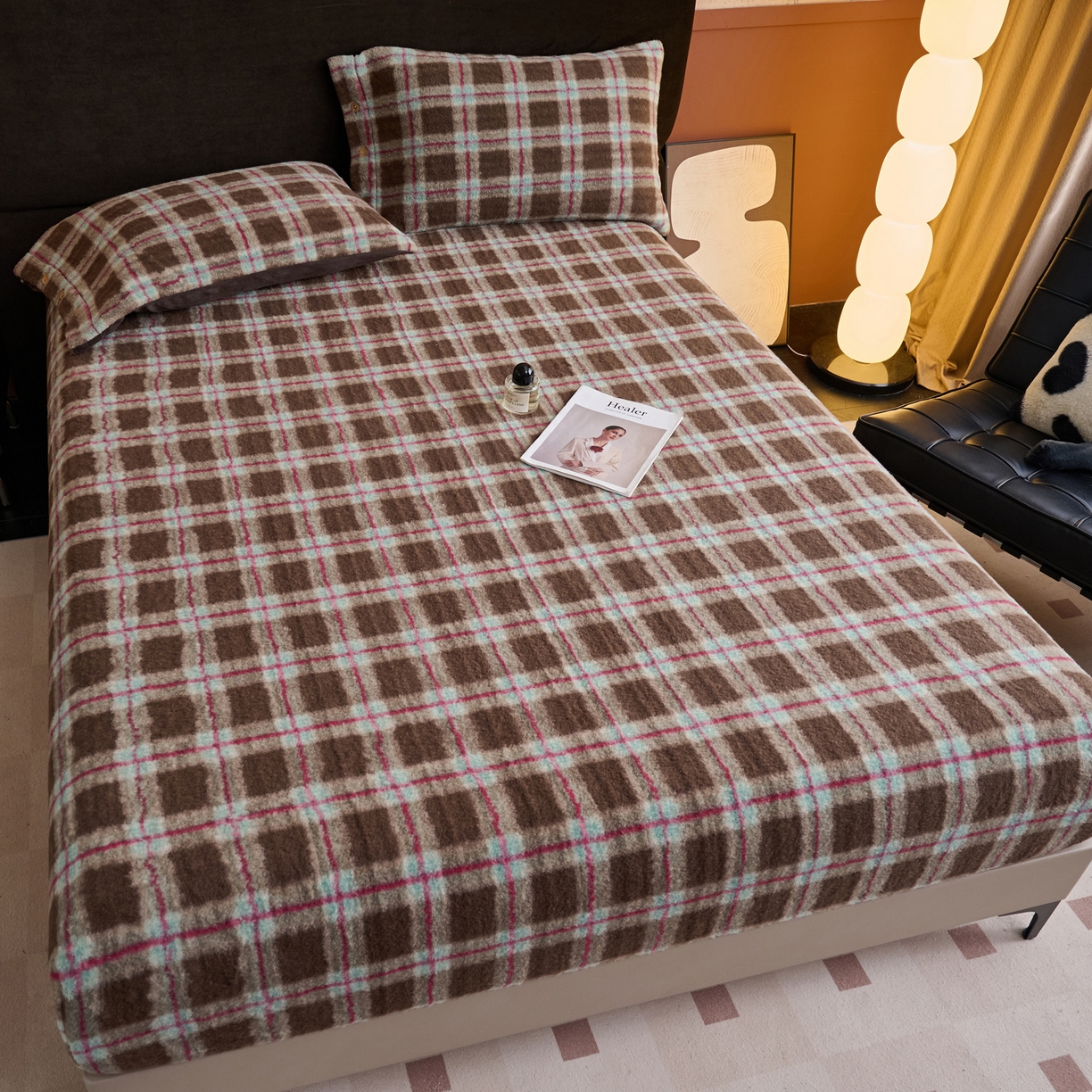 91家纺网 家纺一手货源 找家纺 早晨家纺 2025新款230g羊驼绒复古格牛奶绒床笠 慕池格