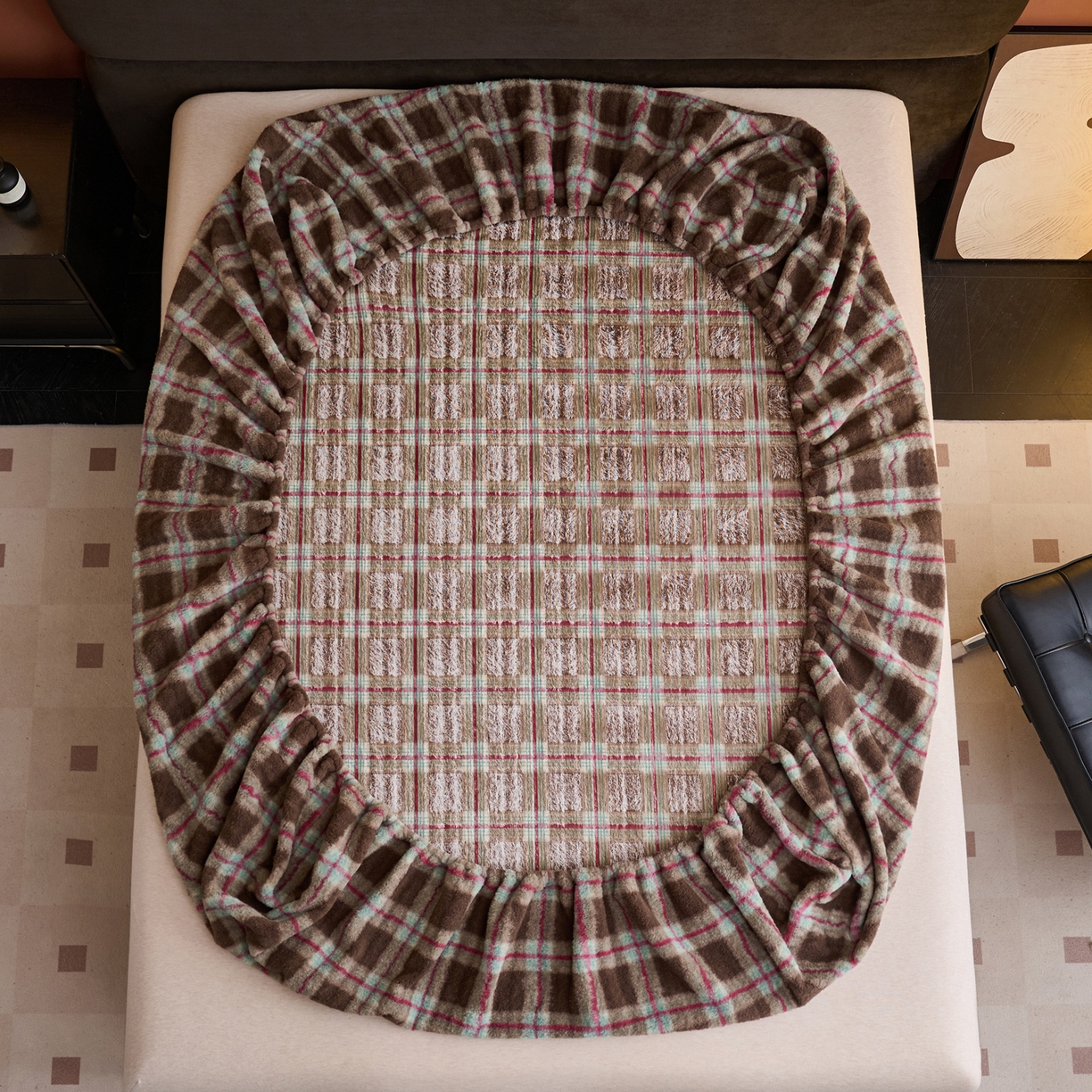 91家纺网 家纺一手货源 找家纺 早晨家纺 2025新款230g羊驼绒复古格牛奶绒床笠 慕池格