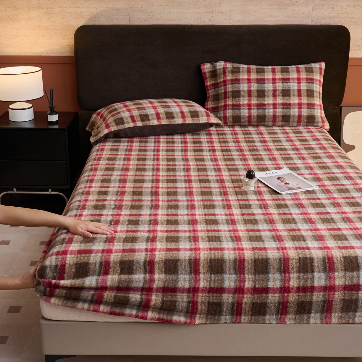 91家纺网 家纺一手货源 找家纺 早晨家纺 2025新款230g羊驼绒复古格牛奶绒床笠 苏格兰格