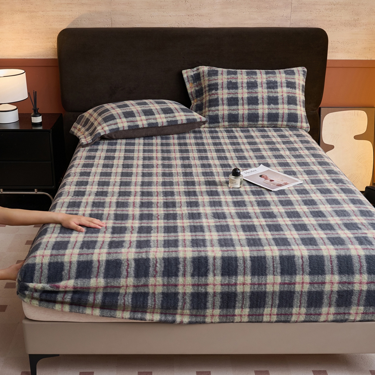 91家纺网 家纺一手货源 找家纺 早晨家纺 2025新款230g羊驼绒复古格牛奶绒床笠 雾里青格