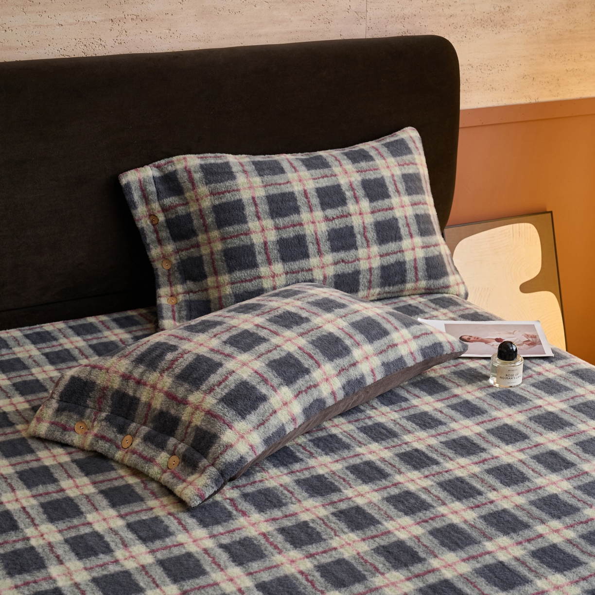 91家纺网 家纺一手货源 找家纺 早晨家纺 2025新款230g羊驼绒复古格牛奶绒床笠 雾里青格