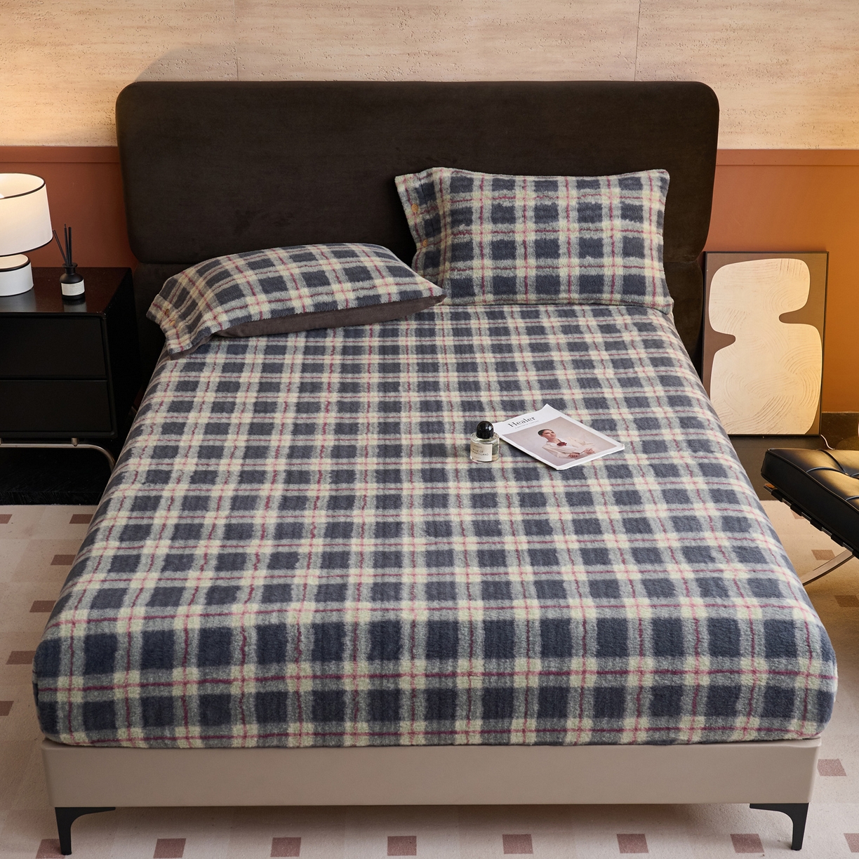 91家纺网 家纺一手货源 找家纺 早晨家纺 2025新款230g羊驼绒复古格牛奶绒床笠 雾里青格