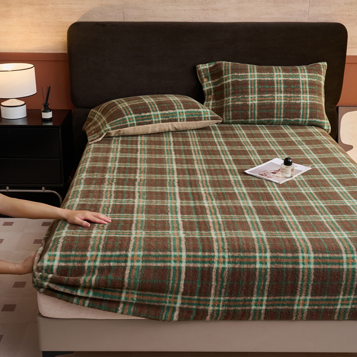 91家纺网 家纺一手货源 找家纺 早晨家纺 2025新款230g羊驼绒复古格牛奶绒床笠 巴宝格