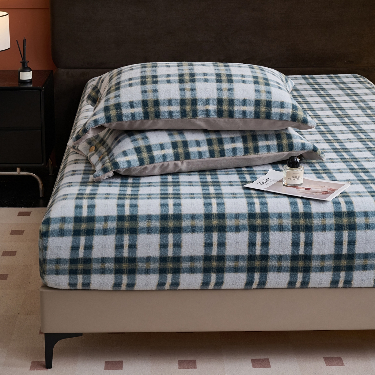 91家纺网 家纺一手货源 找家纺 早晨家纺 2025新款230g羊驼绒复古格牛奶绒床笠 威尔士亲格