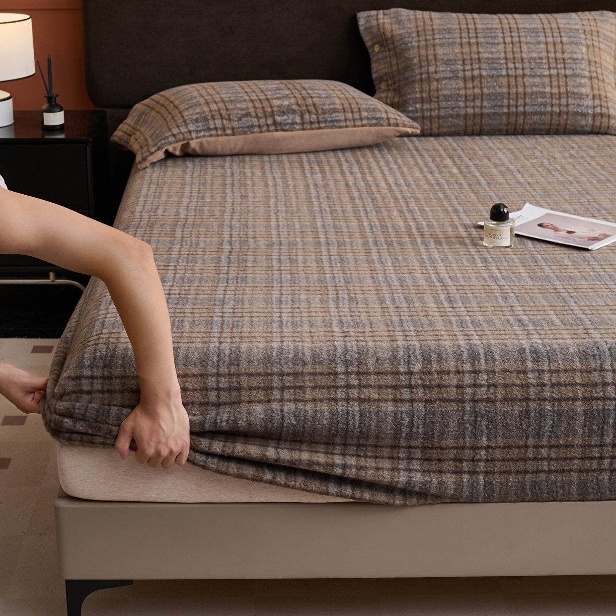 91家纺网 家纺一手货源 找家纺 早晨家纺 2025新款230g羊驼绒复古格牛奶绒床笠 牧羊格