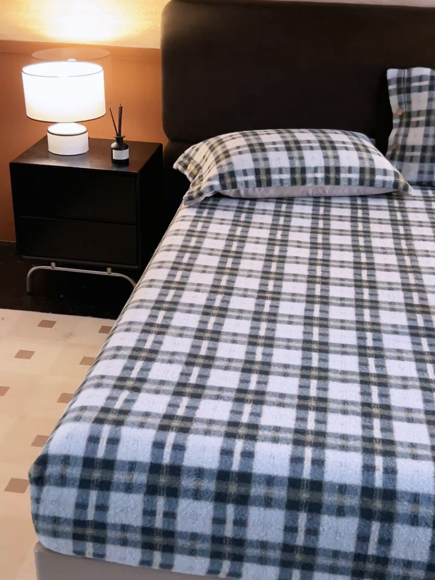 91家纺网 家纺一手货源 找家纺 早晨家纺 2025新款230g羊驼绒复古格牛奶绒床笠 威尔士亲格