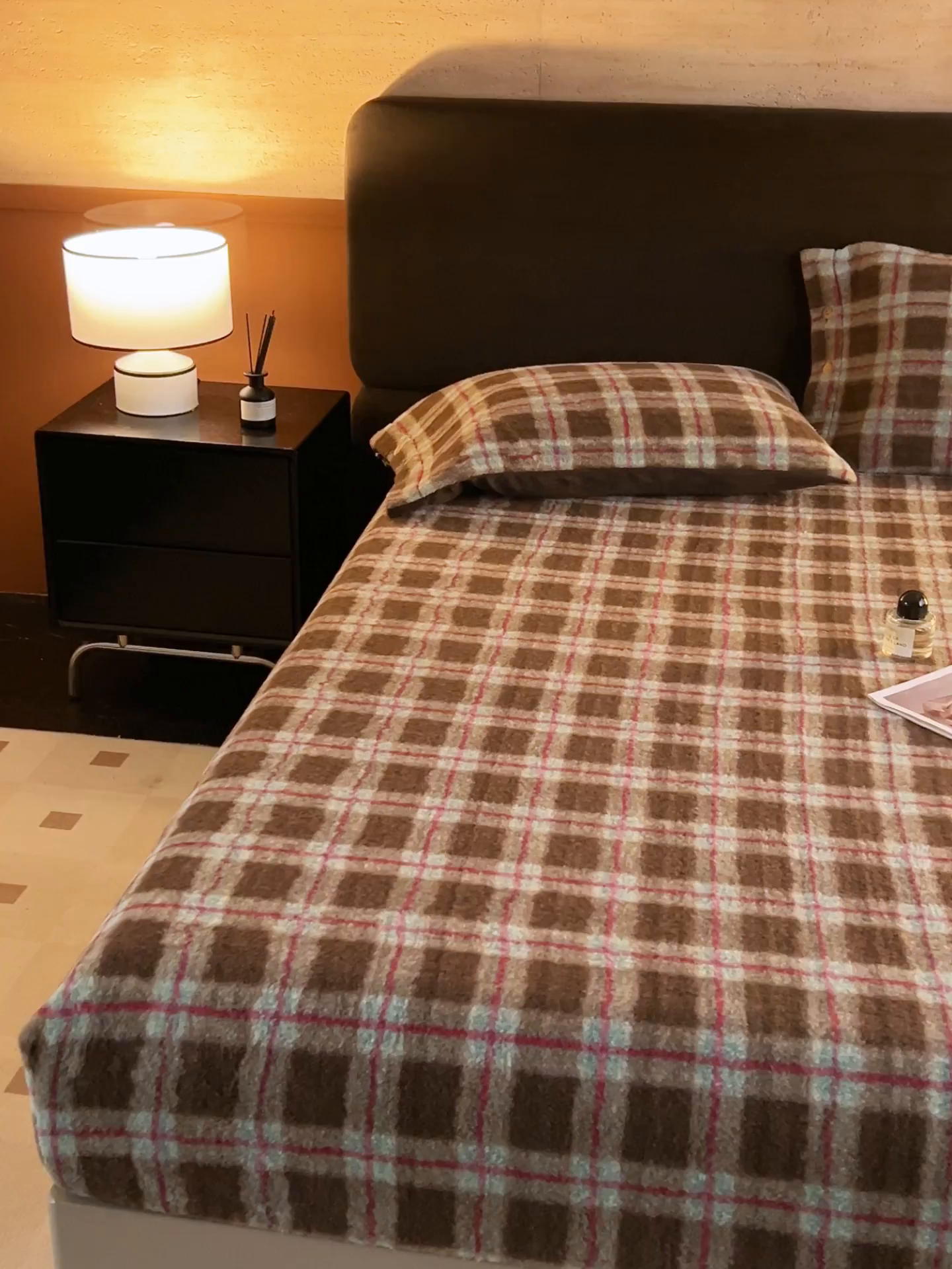 91家纺网 家纺一手货源 找家纺 早晨家纺 2025新款230g羊驼绒复古格牛奶绒床笠 慕池格