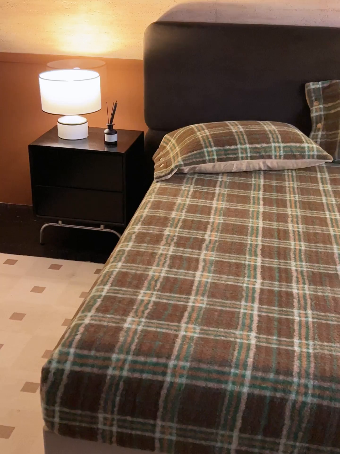 91家纺网 家纺一手货源 找家纺 早晨家纺 2025新款230g羊驼绒复古格牛奶绒床笠 巴宝格