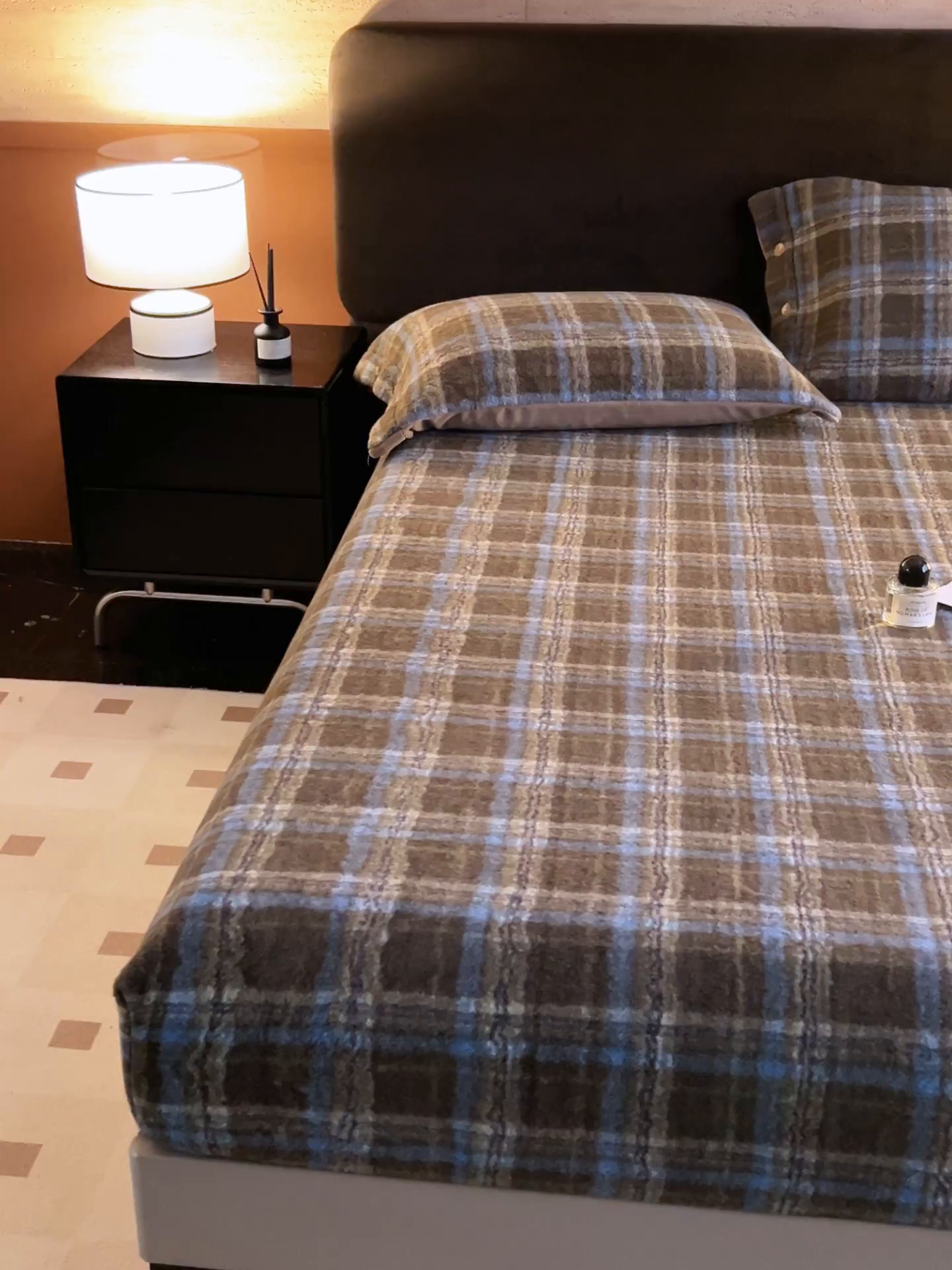 91家纺网 家纺一手货源 找家纺 早晨家纺 2025新款230g羊驼绒复古格牛奶绒床笠 维系咖格