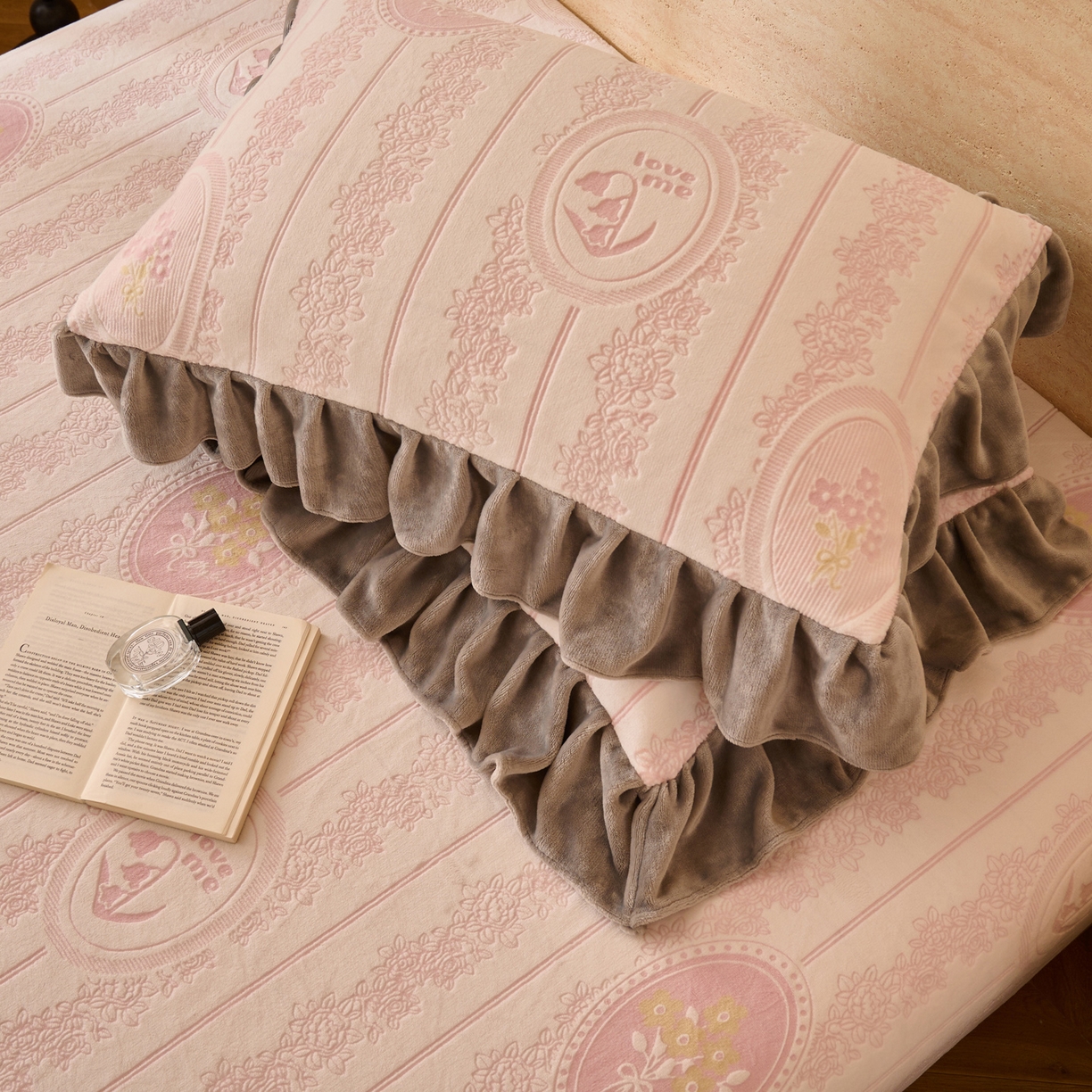 91家纺网 家纺一手货源 找家纺 早晨家纺 2025新款高克重牛奶绒烂花单床笠 粉韵