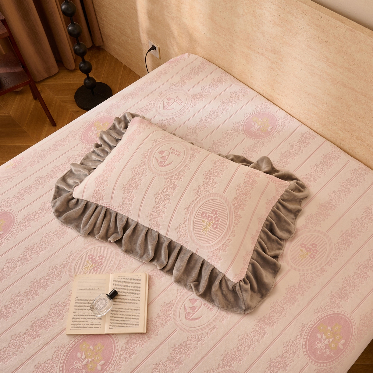 91家纺网 家纺一手货源 找家纺 早晨家纺 2025新款高克重牛奶绒烂花单床笠 粉韵