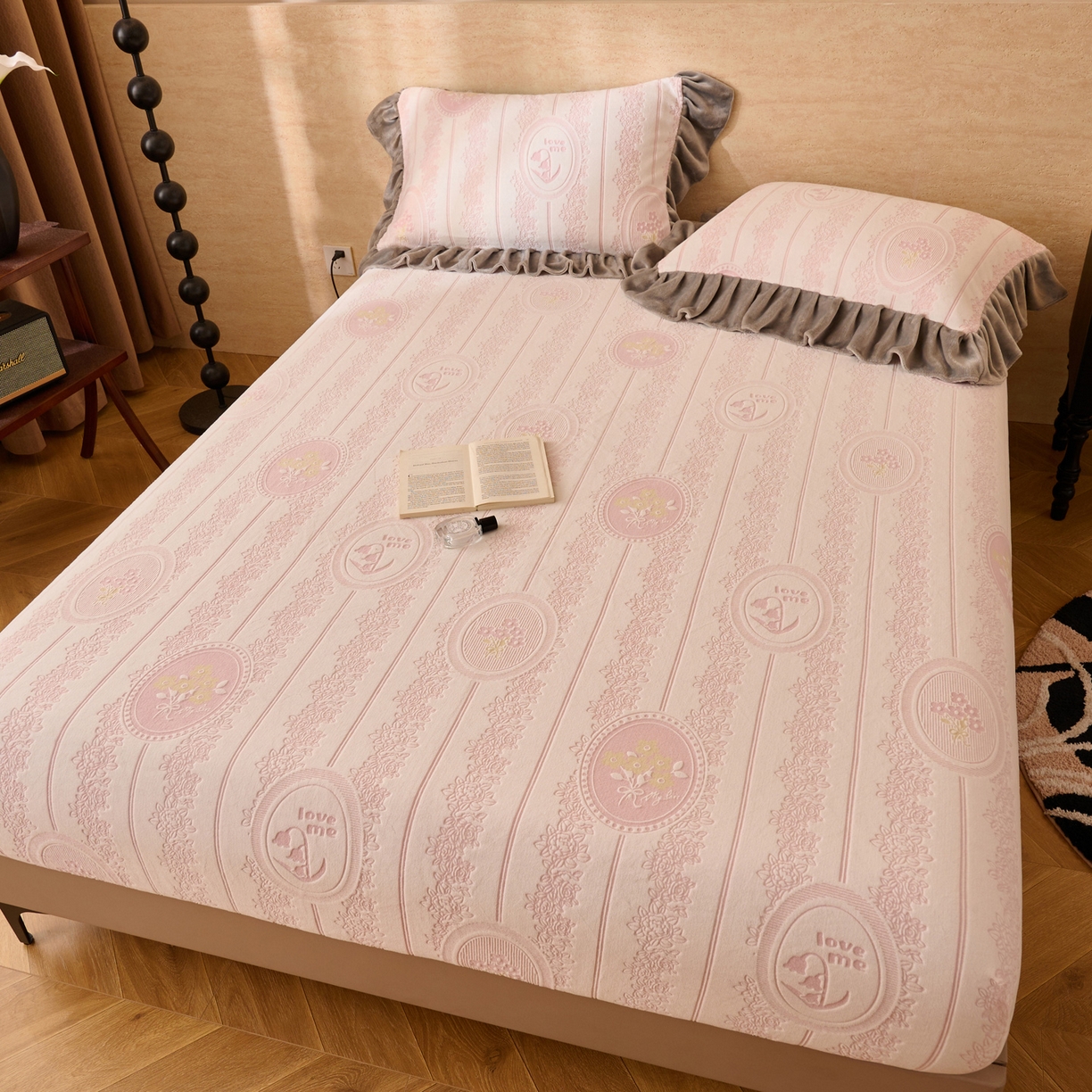 91家纺网 家纺一手货源 找家纺 早晨家纺 2025新款高克重牛奶绒烂花单床笠 粉韵