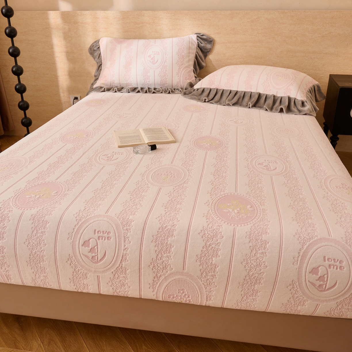 91家纺网 家纺一手货源 找家纺 早晨家纺 2025新款高克重牛奶绒烂花单床笠 粉韵