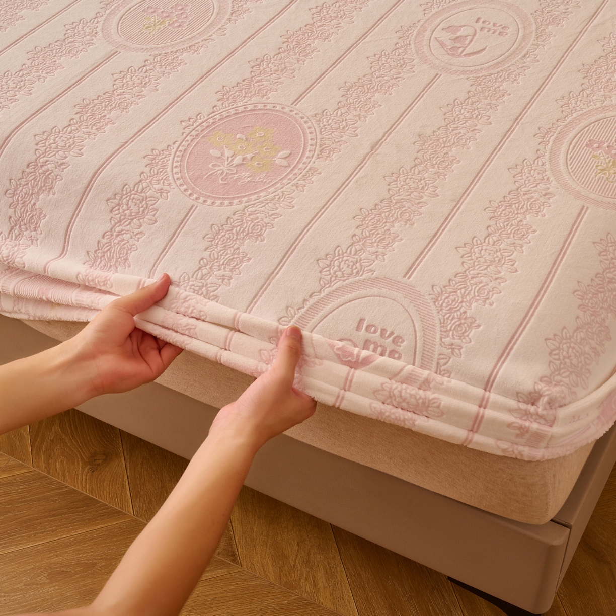 91家纺网 家纺一手货源 找家纺 早晨家纺 2025新款高克重牛奶绒烂花单床笠 粉韵