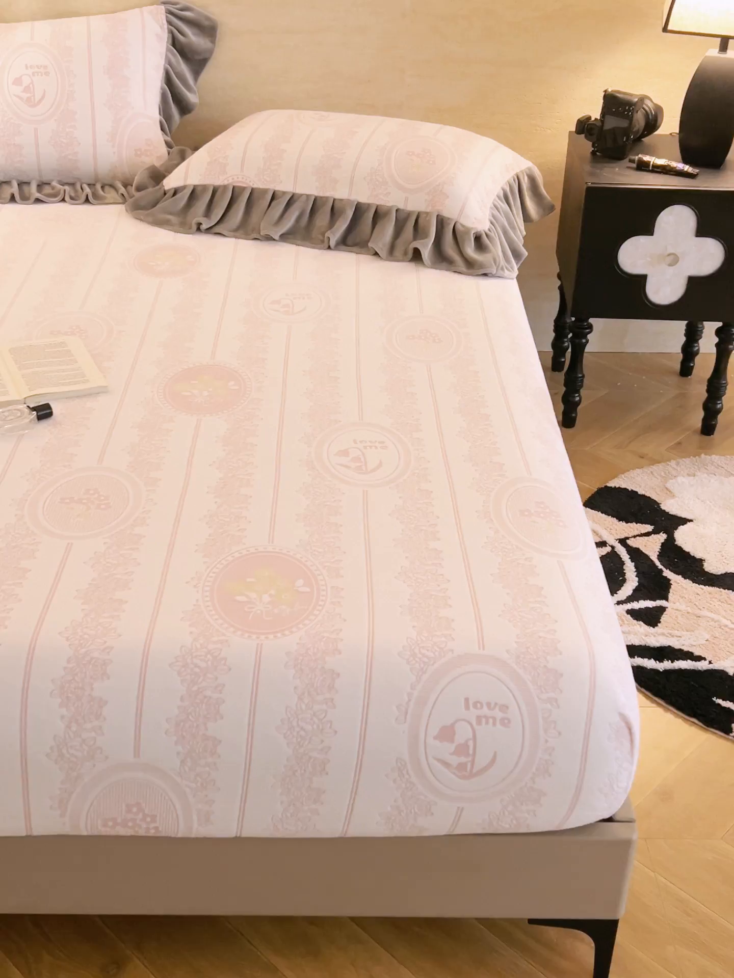 91家纺网 家纺一手货源 找家纺 早晨家纺 2025新款高克重牛奶绒烂花单床笠 粉韵