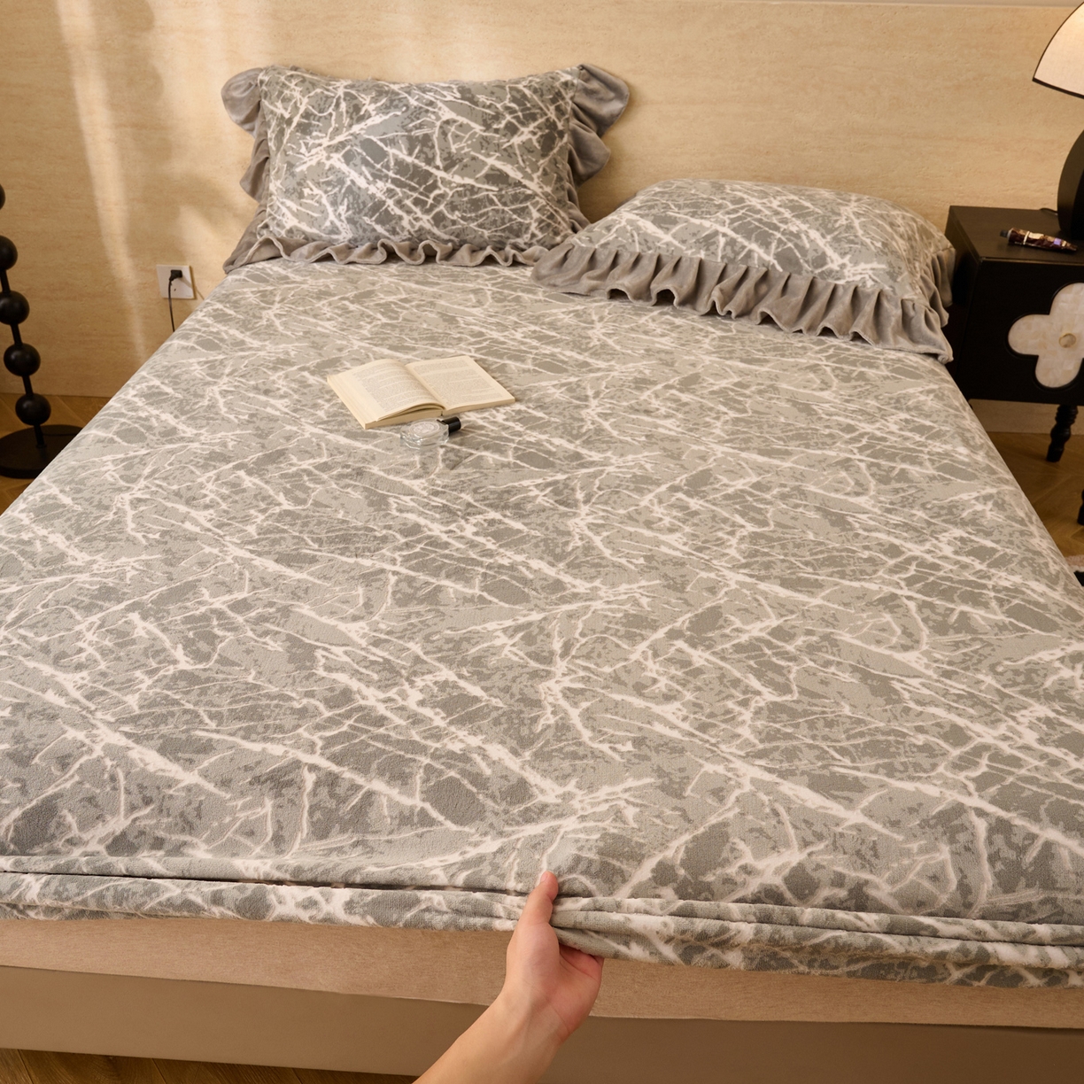 91家纺网 家纺一手货源 找家纺 早晨家纺 2025新款高克重牛奶绒烂花单床笠 寒枝静语